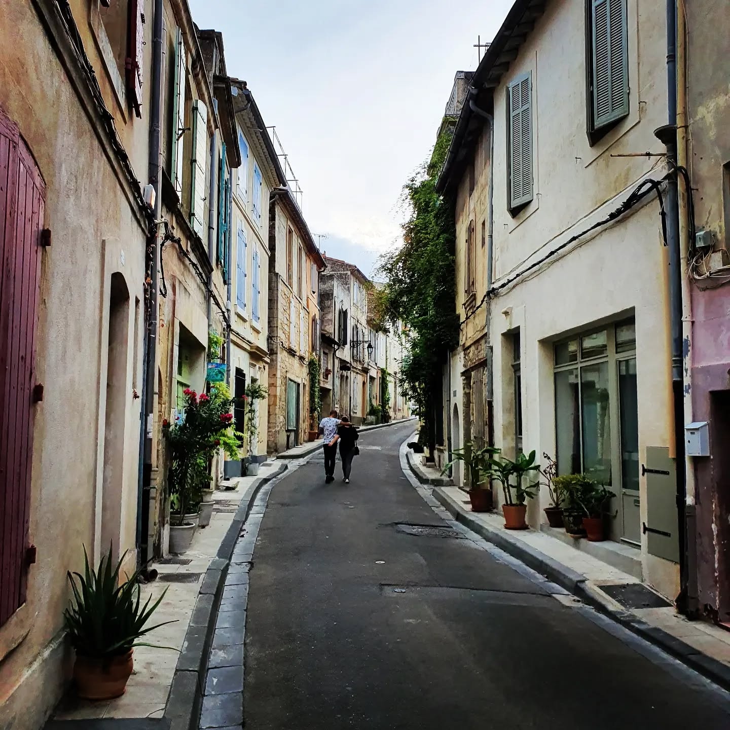 Les Rues d'Arles: Curved Pathways and Timeless Architecture