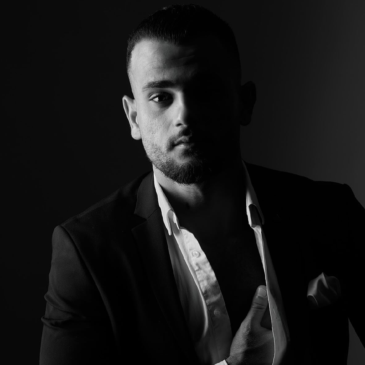 Elegant Formal Portrait: Monochrome Sophistication