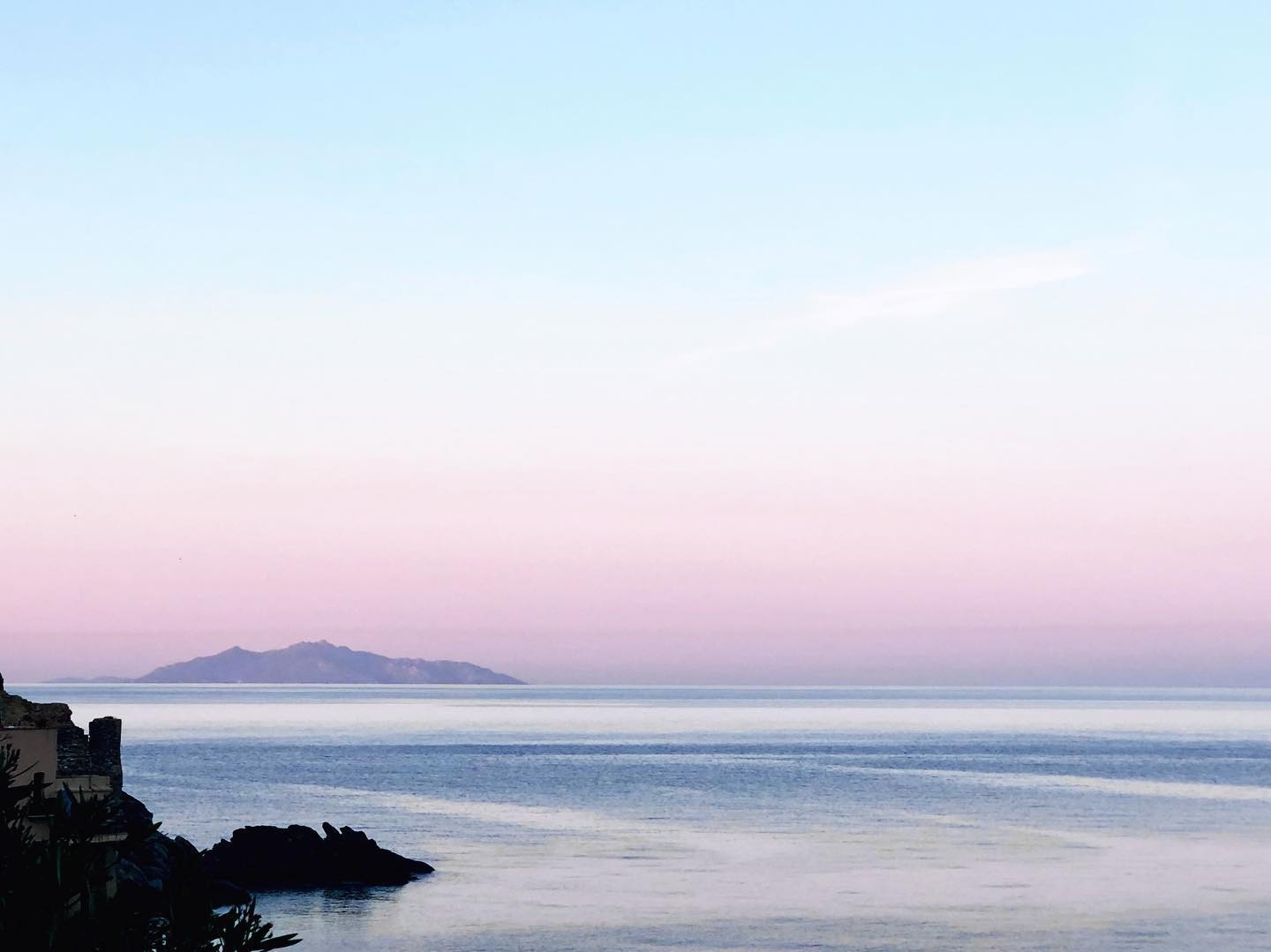 Pink Horizon: Serene Seascape at Sunset