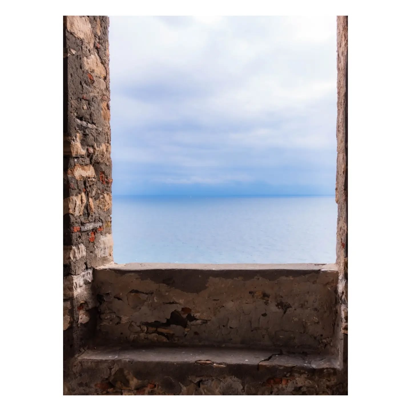 Cliffside Serenity: Ocean Through Minimalist Frame