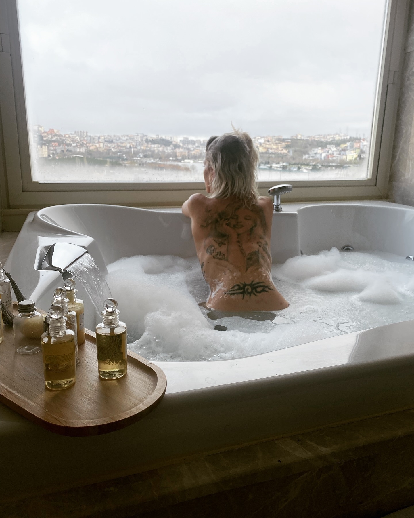 Intimate Bathtub Reverie: Cityscape & Confidence