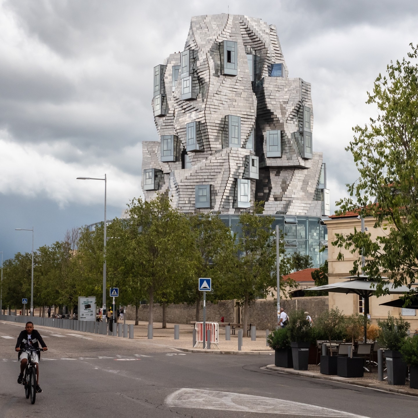 Sculptural Contrast: Urban Elegance Amidst Overcast Skies