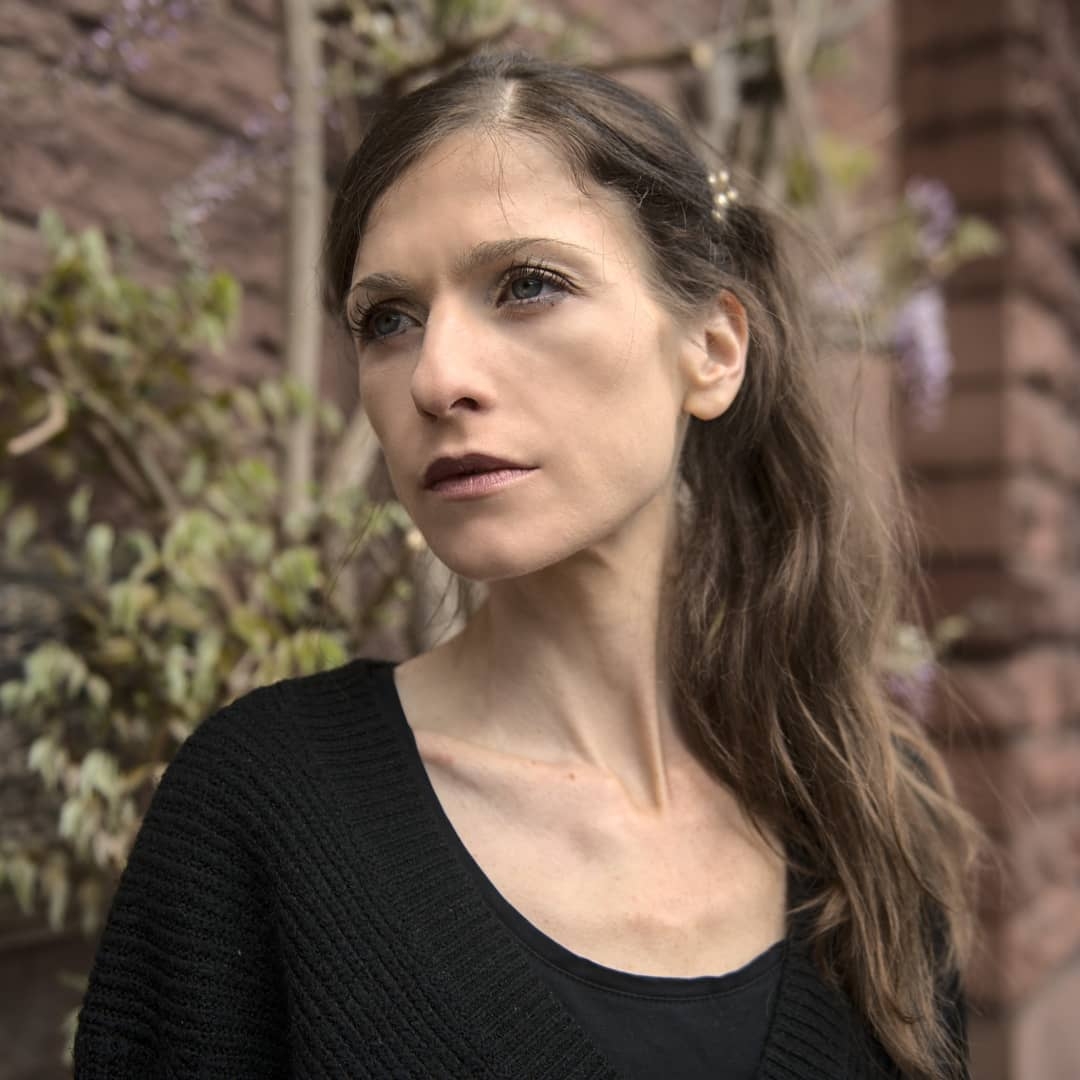Elegant Portrait of Nicole: Subtle Sophistication in Urban Setting