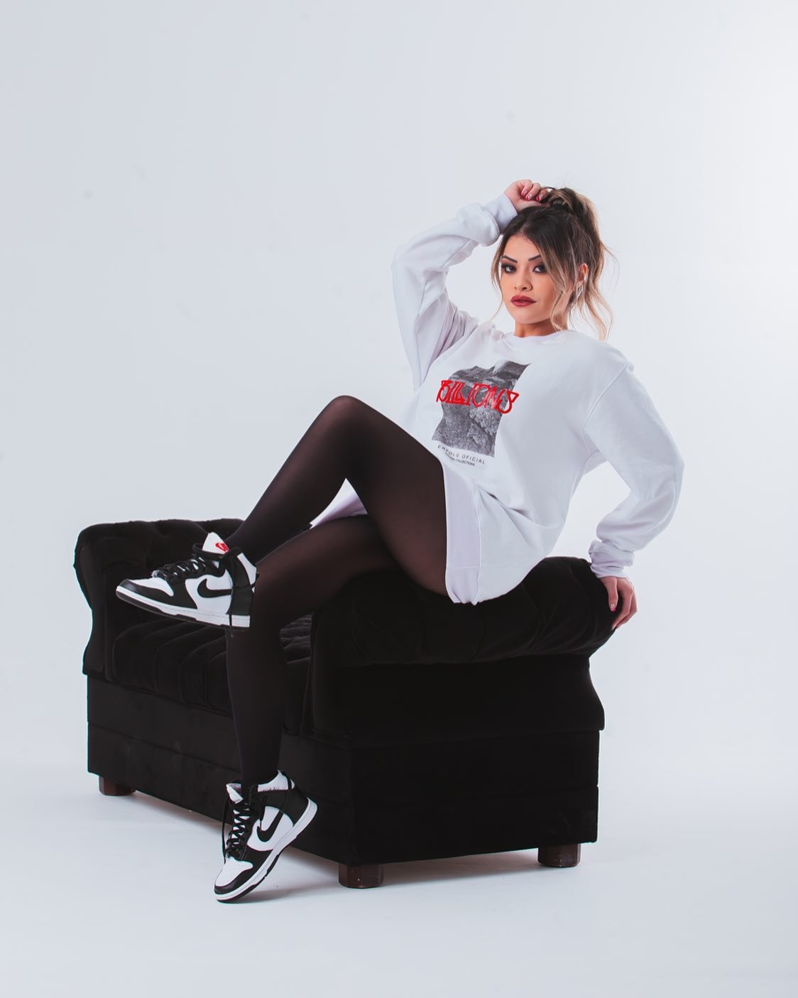 Erfolg 🧥🤍: Streetwear Confidence in Minimalist Style